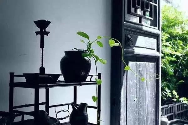 家里財(cái)運(yùn)只出不進(jìn)？跟客廳門窗風(fēng)水有大關(guān)系！